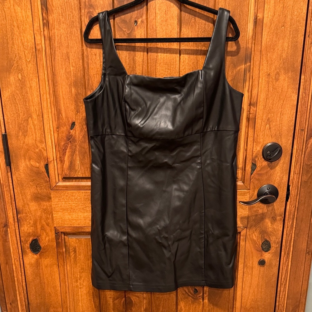 Elegant Black Sleeveless Dress - Picture 2 of 7